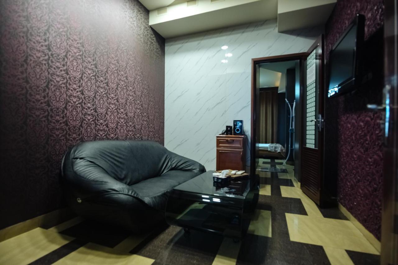 Golden Seconds Hotel เยเรวาน ภายนอก รูปภาพ