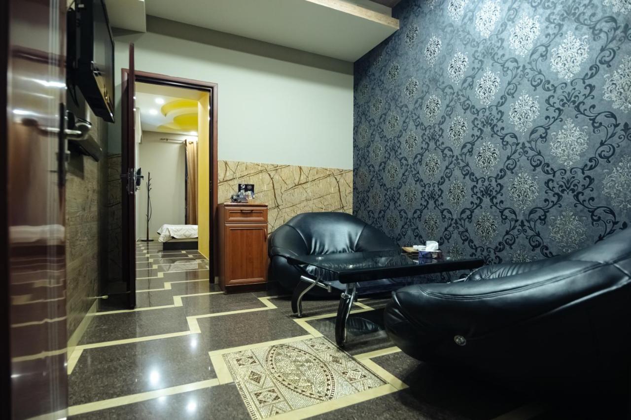 Golden Seconds Hotel เยเรวาน ภายนอก รูปภาพ