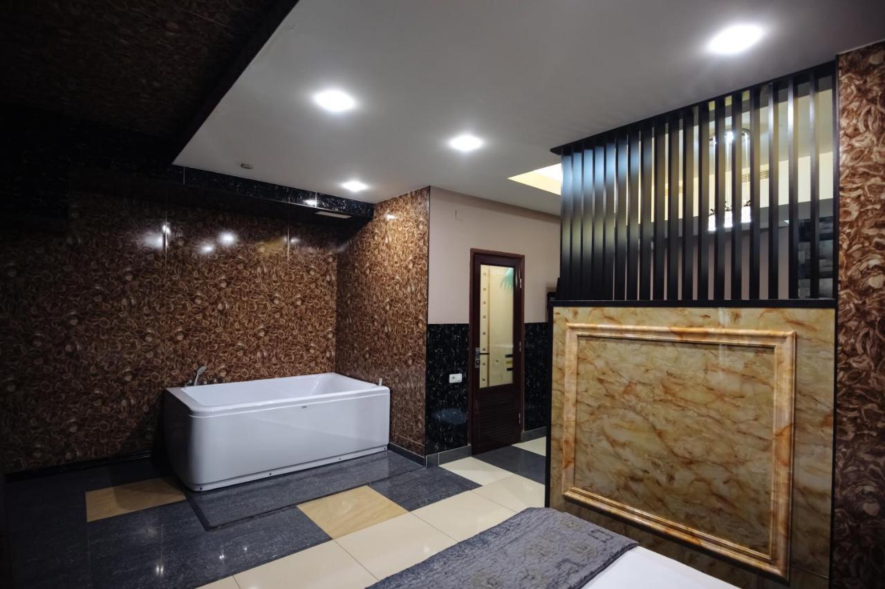 Golden Seconds Hotel เยเรวาน ภายนอก รูปภาพ