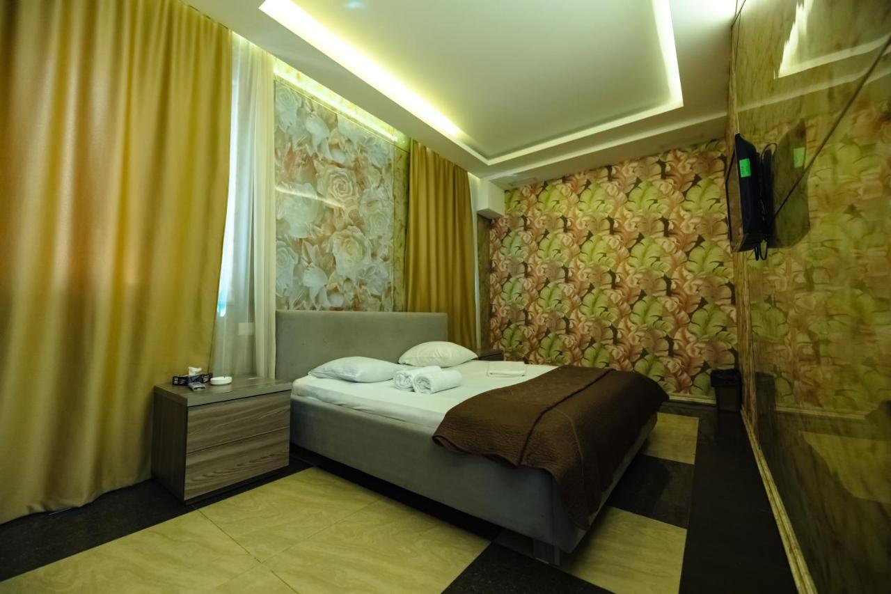 Golden Seconds Hotel เยเรวาน ภายนอก รูปภาพ