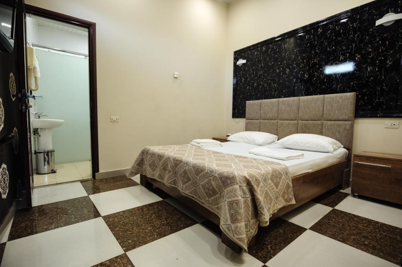Golden Seconds Hotel เยเรวาน ภายนอก รูปภาพ