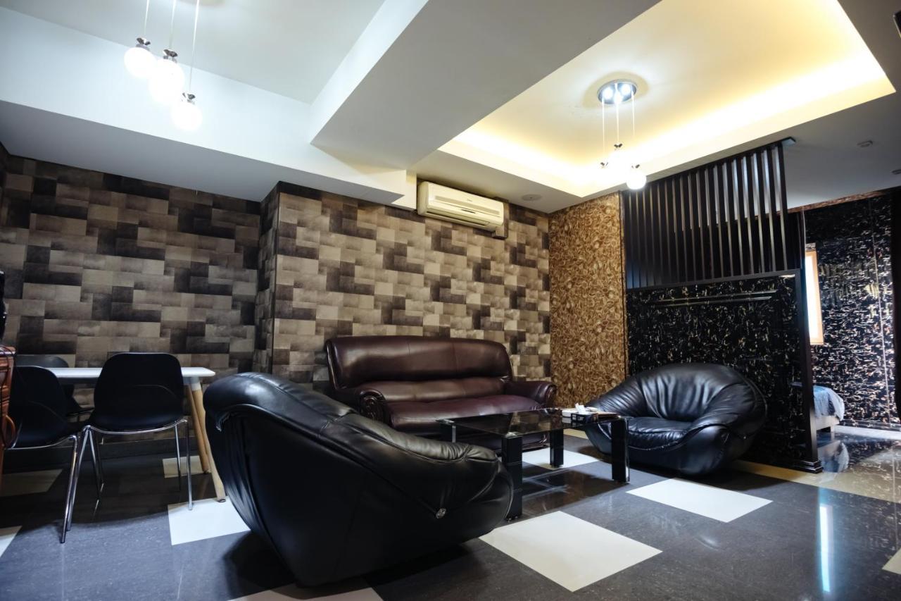 Golden Seconds Hotel เยเรวาน ภายนอก รูปภาพ