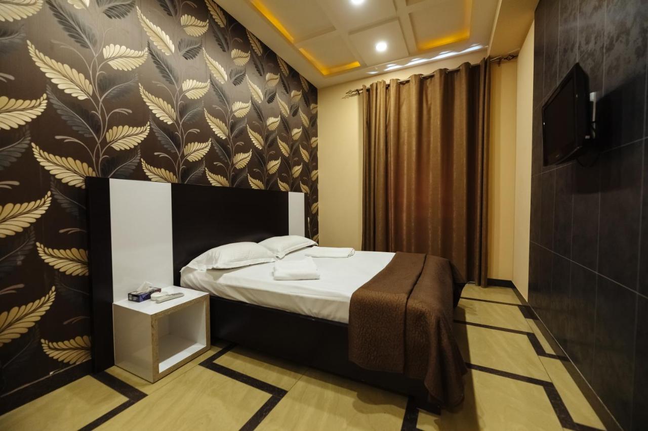 Golden Seconds Hotel เยเรวาน ภายนอก รูปภาพ