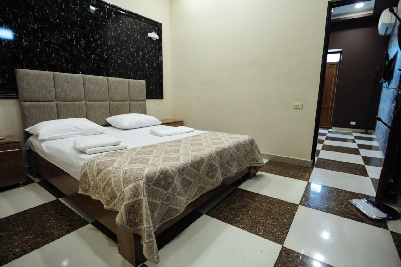 Golden Seconds Hotel เยเรวาน ภายนอก รูปภาพ
