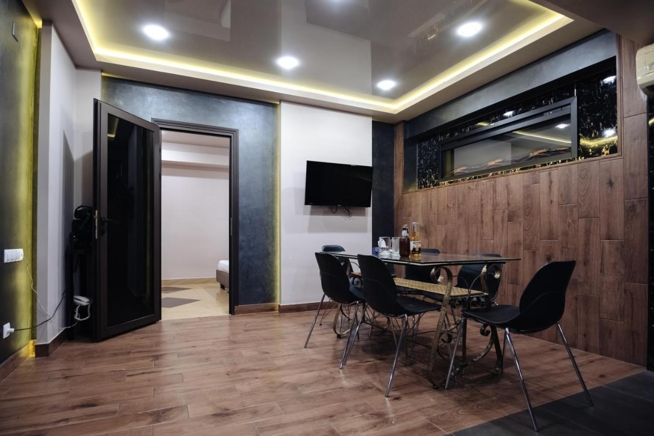 Golden Seconds Hotel เยเรวาน ภายนอก รูปภาพ