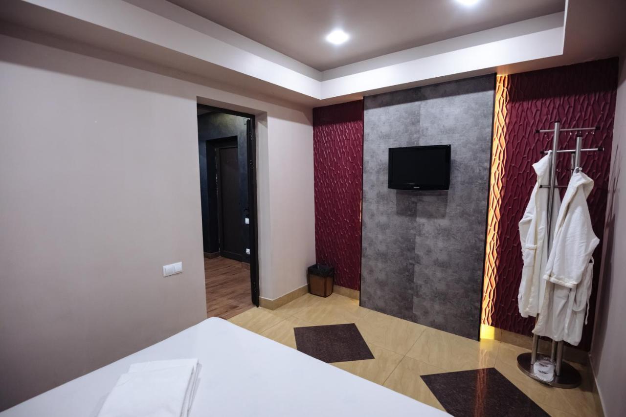 Golden Seconds Hotel เยเรวาน ภายนอก รูปภาพ