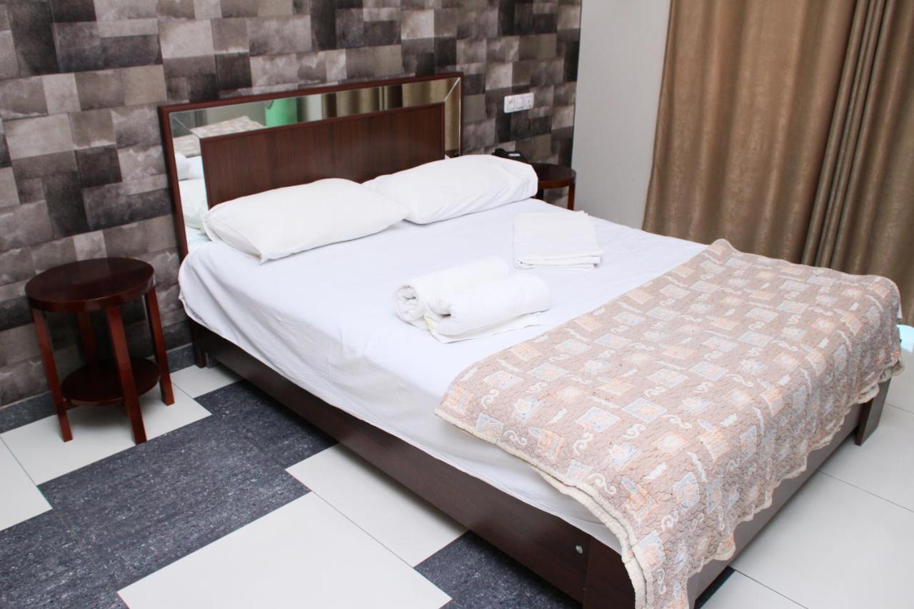Golden Seconds Hotel เยเรวาน ภายนอก รูปภาพ