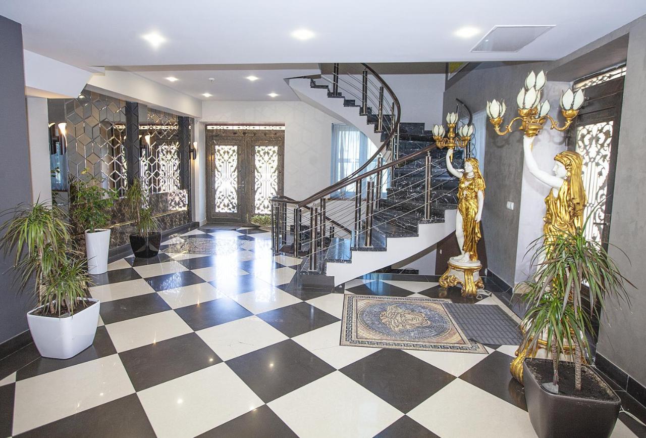 Golden Seconds Hotel เยเรวาน ภายนอก รูปภาพ