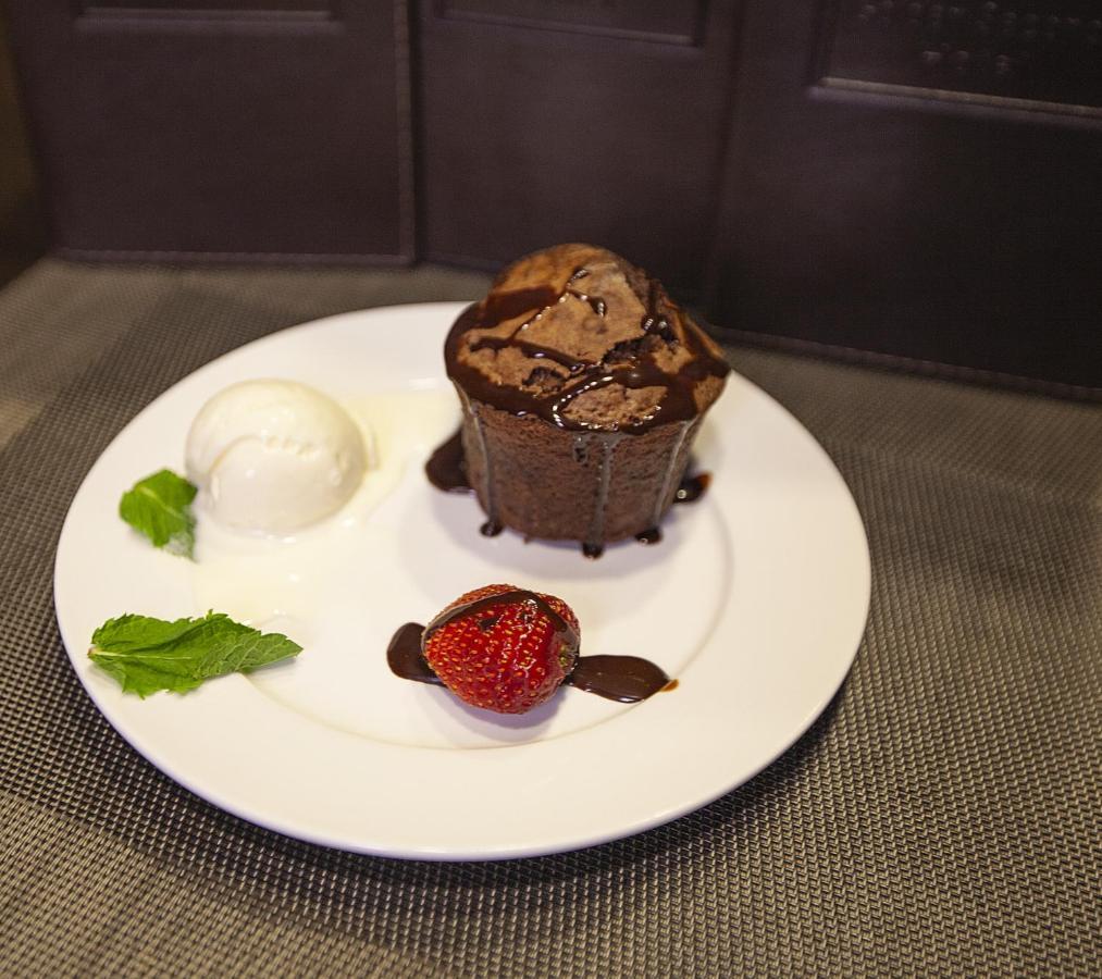 Golden Seconds Hotel เยเรวาน ภายนอก รูปภาพ